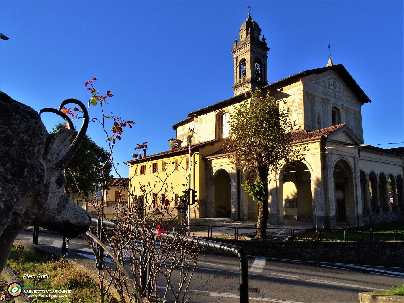 10 Lasciamo l'auto nel capiente parcheggio di fronte alla chiesa parrochhiale .JPG